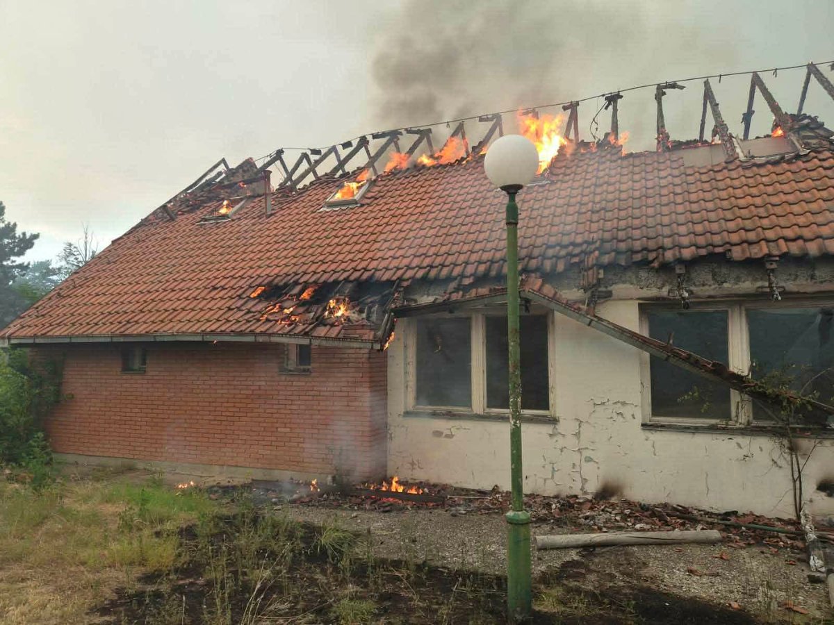StaBreKojeReko1's tweet photo. Čardak, Deliblatska peščara... ode još jedan deo detinjstva 😢 https://t.co/fF0THjAzoA