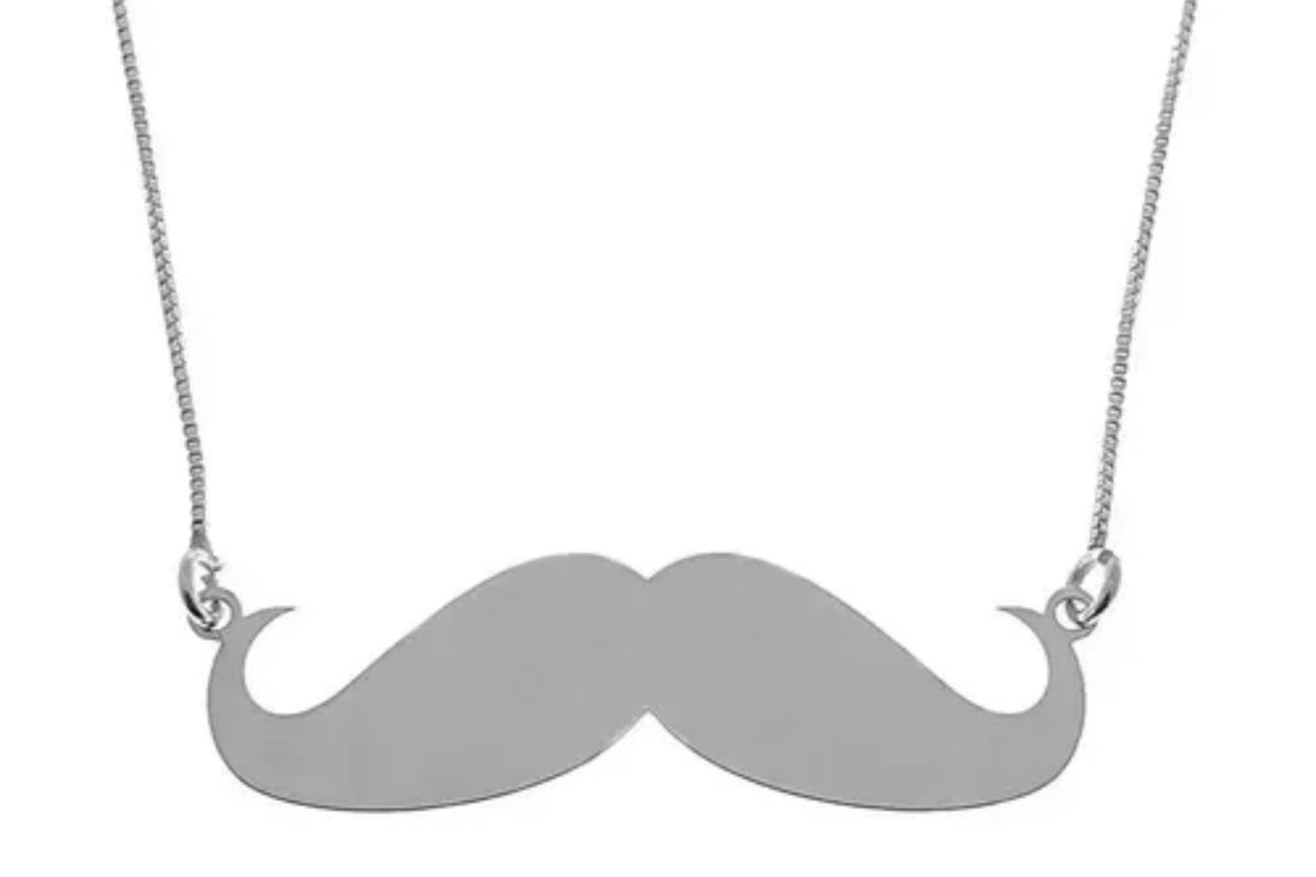 gadelhatp's tweet photo. FINALMENTE ALGM FALOU DESSE PINGENTE FEIO DA ADRIANA, QUE LEMBRA AQUELES PINGENTE DE BIGODE, 

horroroso. Não dá nem pra notar que é de santa https://t.co/GD138z2S0x
