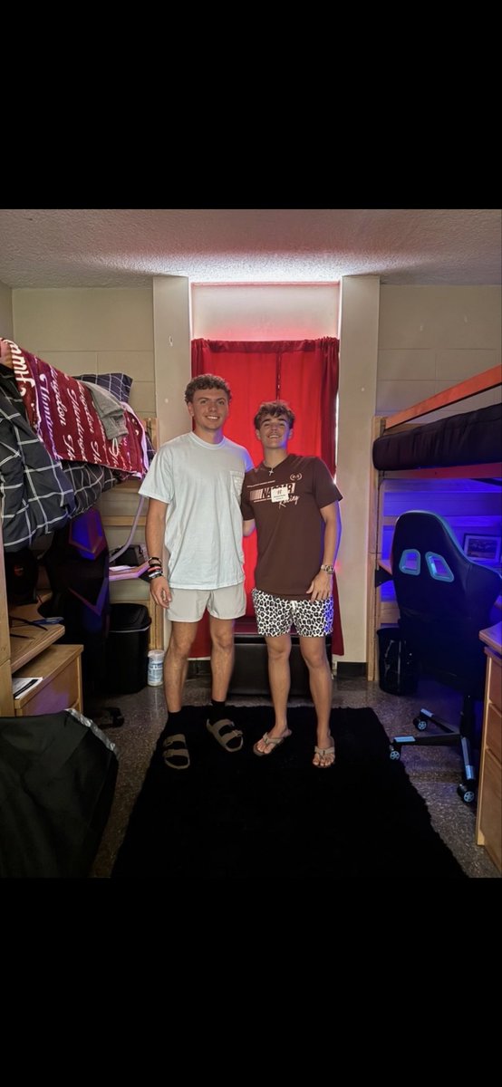 HChawksMBB's tweet photo. We are excited to see some new hawks on campus as we wrap up move in day! #hawkem🦅🔴⚪️ https://t.co/wiPq4hplAZ