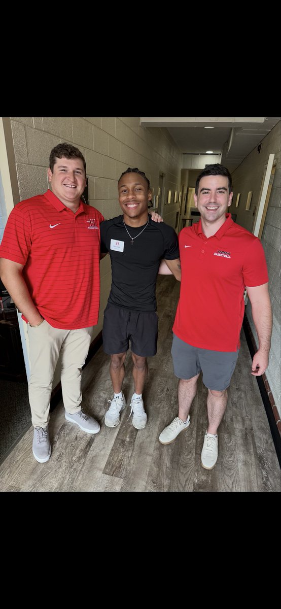 HChawksMBB's tweet photo. We are excited to see some new hawks on campus as we wrap up move in day! #hawkem🦅🔴⚪️ https://t.co/wiPq4hplAZ