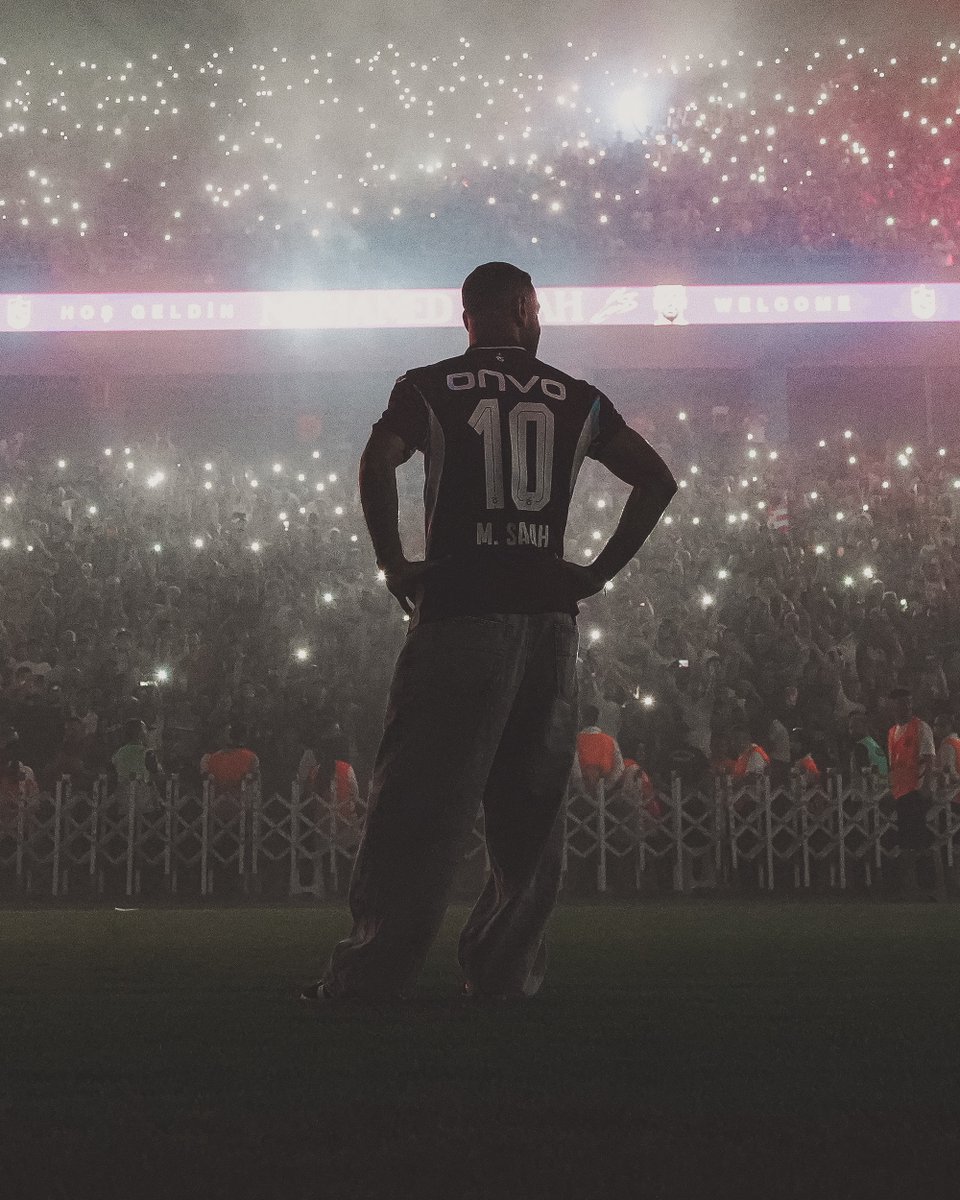 SI_FootballClub's tweet photo. These Mohamed Salah pictures are already iconic. https://t.co/HAEuP3LAYE