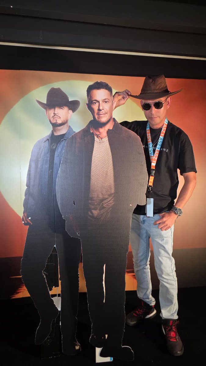 aqnomdejassanz's tweet photo. Tal vez nunca dejamos de ser poesía; solo esperábamos a quien supiera leernos. ✨ #YoEraPoesía 
_ @EdenMunozFans_ @AlejandroSanz https://t.co/z9CHTt4Yhb