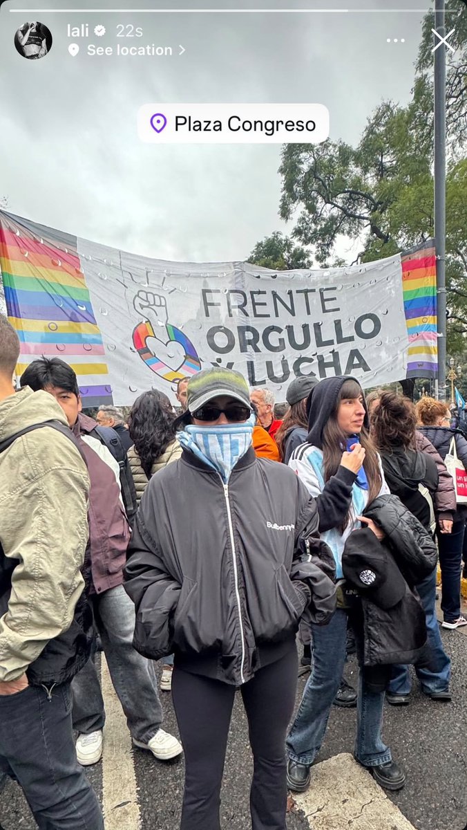 CamilitaGnzlz's tweet photo. Adivinen quién es:

a) un militante del partido obrero
b) un anarquista tira piedras 
c) una famosa cantante y actriz https://t.co/IAiS0Cy1Ob