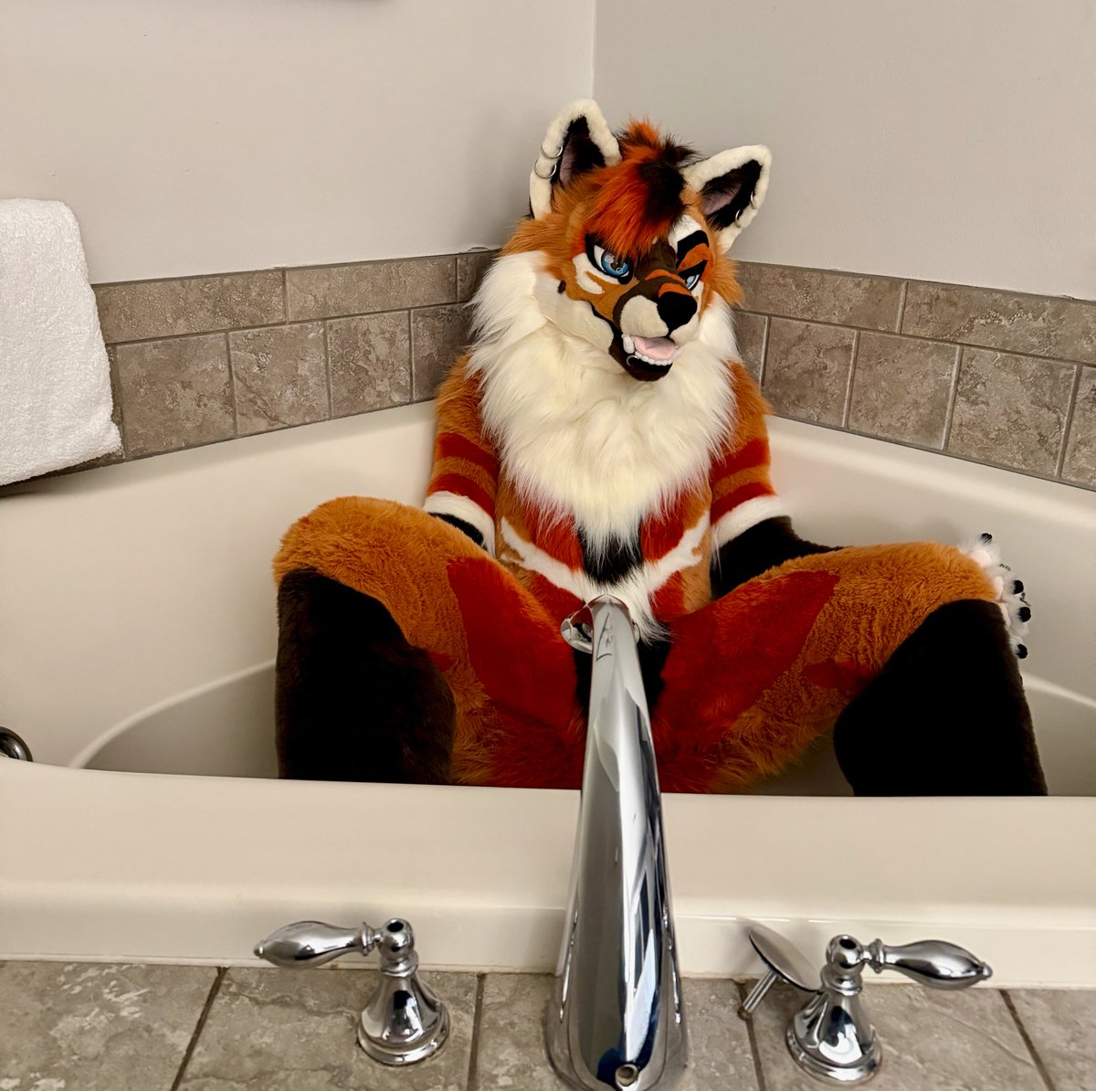 KaelanJinx's tweet photo. There's room for 1 more in this tub... https://t.co/nSX434f58q