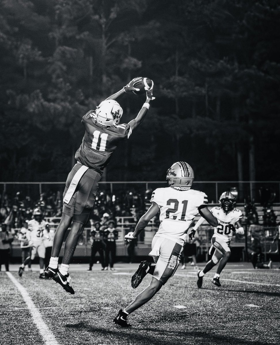 therealroscoe11's tweet photo. Hiding in plain sight……. #theBiggest #BigScoe #Unicorn #photogenic @WVU_GBE @BlueGoldNews @TEwracademy @RecruitWestlake @kwhit4 @WVUfootball @RecruitGeorgia @adamgorney @TJ_Randall12 @SSN_WVU @WVSportsNow @CMAnderson247 @espn @On3 @247recruiting @Rivals @RustyMansell_ https://t.co/8IauOf9aUH