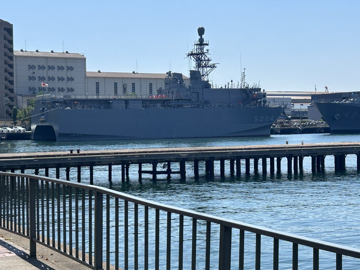 mshkfukuda's tweet photo. 海上自衛隊基地（横須賀、呉、佐世保、舞鶴、大湊）の中で呉には潜水艦が置かれています。ヘリコプター護衛艦「かが」2017年に配備され、海自最大の護衛艦です。その後、「空母化」が決定されました。 https://t.co/I8j8fVZXzk