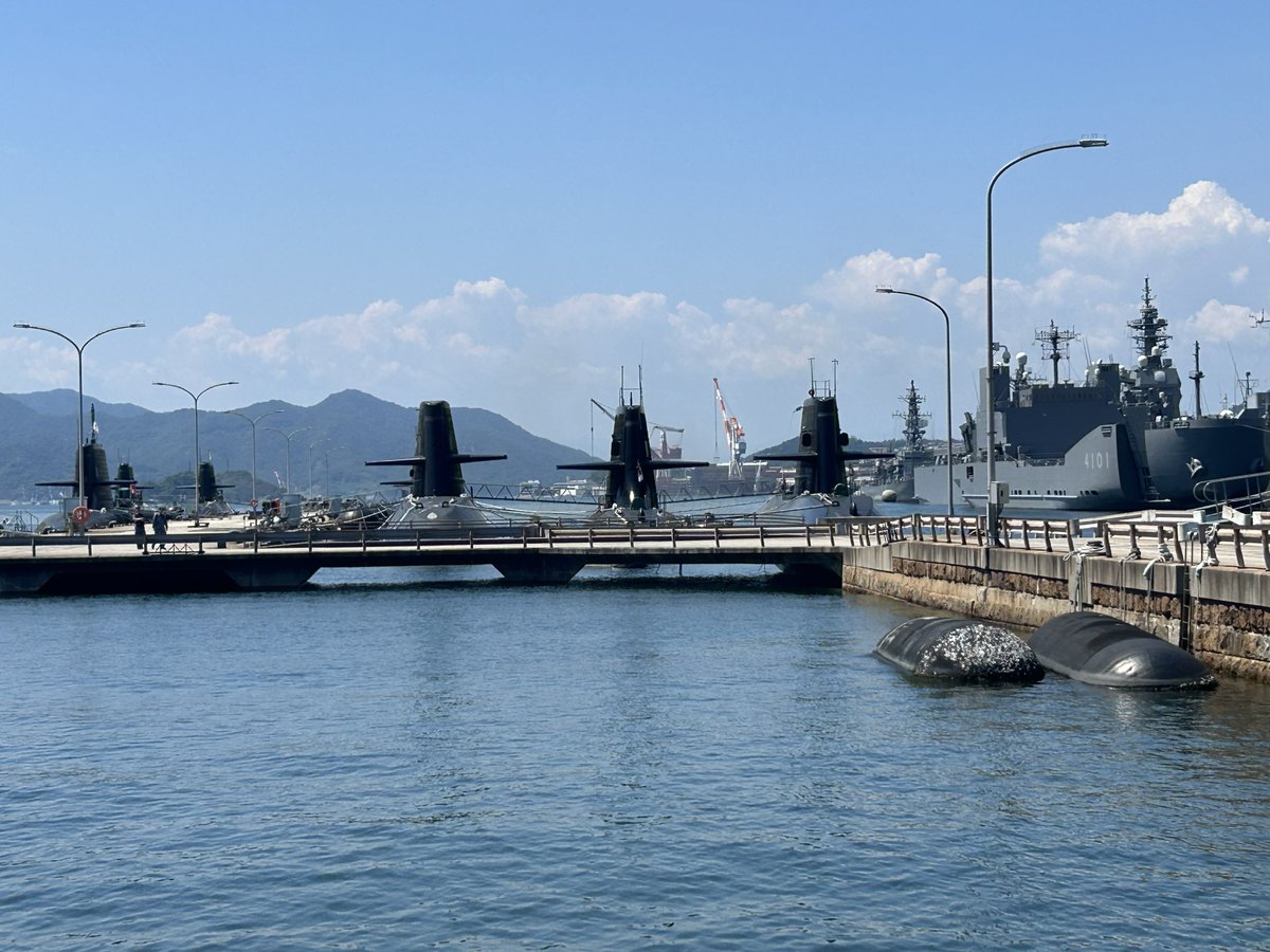 mshkfukuda's tweet photo. 海上自衛隊基地（横須賀、呉、佐世保、舞鶴、大湊）の中で呉には潜水艦が置かれています。ヘリコプター護衛艦「かが」2017年に配備され、海自最大の護衛艦です。その後、「空母化」が決定されました。 https://t.co/I8j8fVZXzk