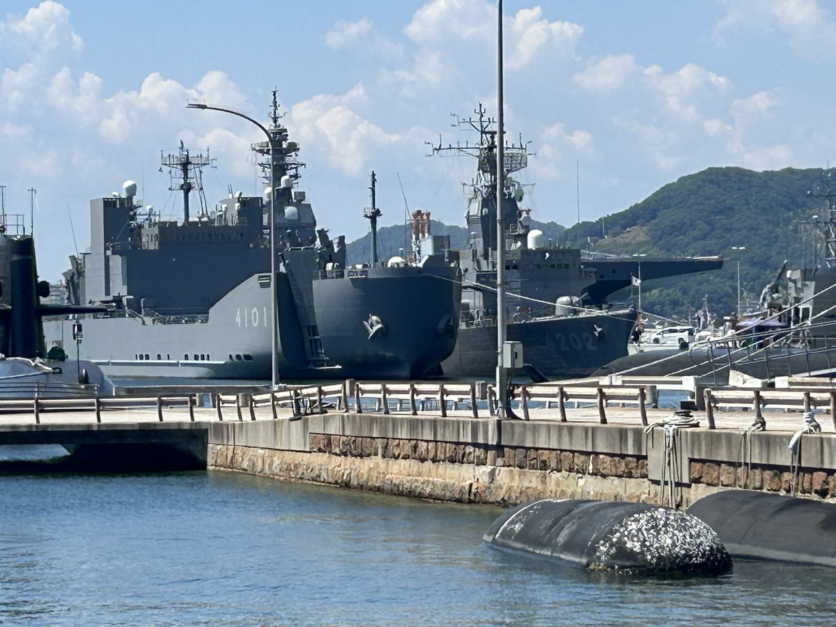 mshkfukuda's tweet photo. 海上自衛隊基地（横須賀、呉、佐世保、舞鶴、大湊）の中で呉には潜水艦が置かれています。ヘリコプター護衛艦「かが」2017年に配備され、海自最大の護衛艦です。その後、「空母化」が決定されました。 https://t.co/I8j8fVZXzk