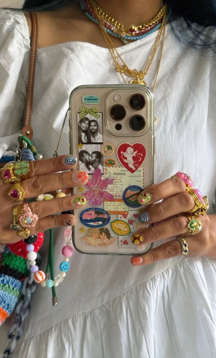 northofmagic's tweet photo. how pinterest sees me:

★ phone case
★ nail art 
★ acessory 
★ hair model https://t.co/tOZ4xcuny7