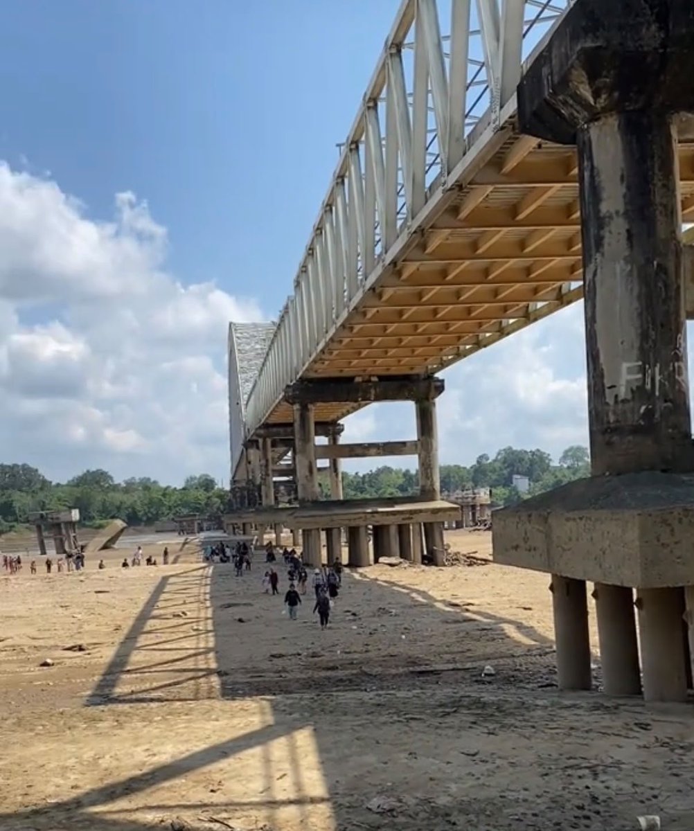 EYulihastin's tweet photo. Sungai Barito Kering Imbas El Nino?

Jembatan Kalahiyen, Sungai Barito utara, Kalimantan, ini mengering hingga membuat dasar sungainya bisa dilewati orang untuk menyeberang.

Foto kiriman @sandiwidjaja dan tim, 8 Agustus 2026. https://t.co/vLGAziUHG3