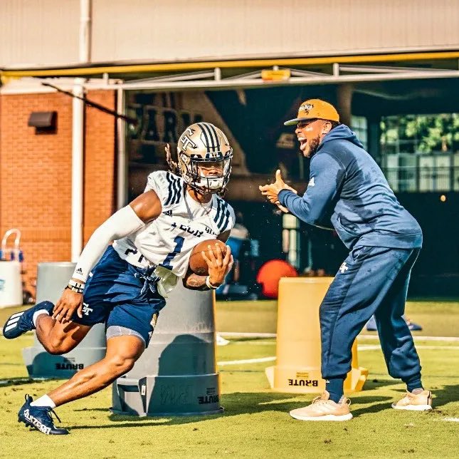 SDStweetz's tweet photo. The two highest paid RB’s in NFL history were both coached in college by @GeorgiaTechFB Legend @coachchoice 

Jahmyr is lucky enough to have Tashard as his RB Coach again/now for Detroit.

Tashard Choice is the BEST in the business. Miss having him on The Flats! 

Congratulations @Bijan5Robinson & @Jahmyr_Gibbs1 !!!!
