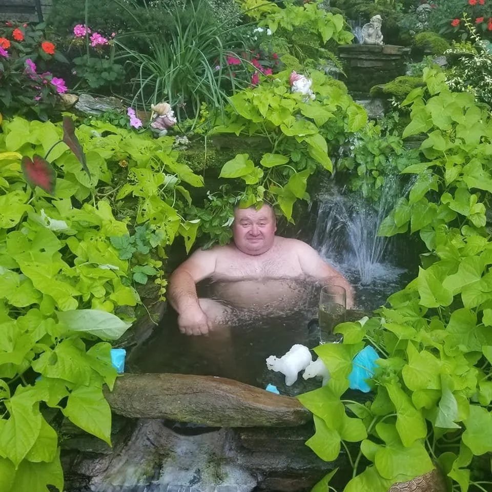 errai's tweet photo. I love the contrast between these two images. Reminds you that, whether you live as a lonesome shower emperor or as beloved king of the pond, you still die a moist man https://t.co/vYR4FZ1WKV