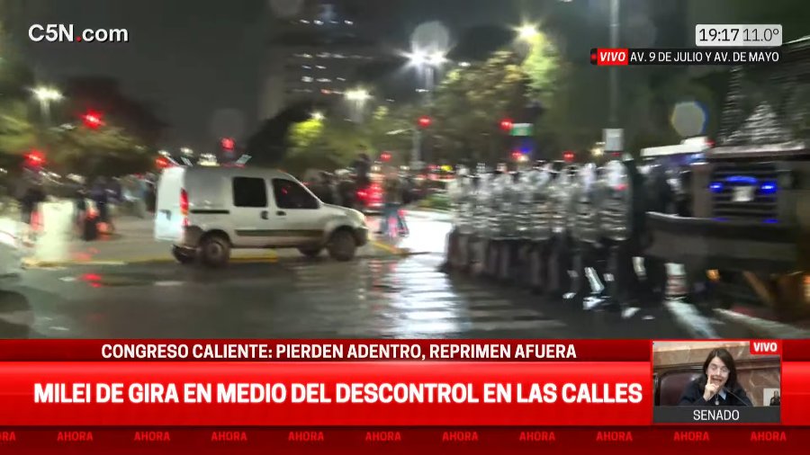 MatiAromi's tweet photo. Están REPRIMIENDO a COLECTIVOS y AUTOS en PLENA 9 DE JULIO. Este Gobierno es un completo DESASTRE. Estamos en manos de un DESQUICIADO que además de IDIOTA es PELIGROSO. https://t.co/spAAOa5RbY