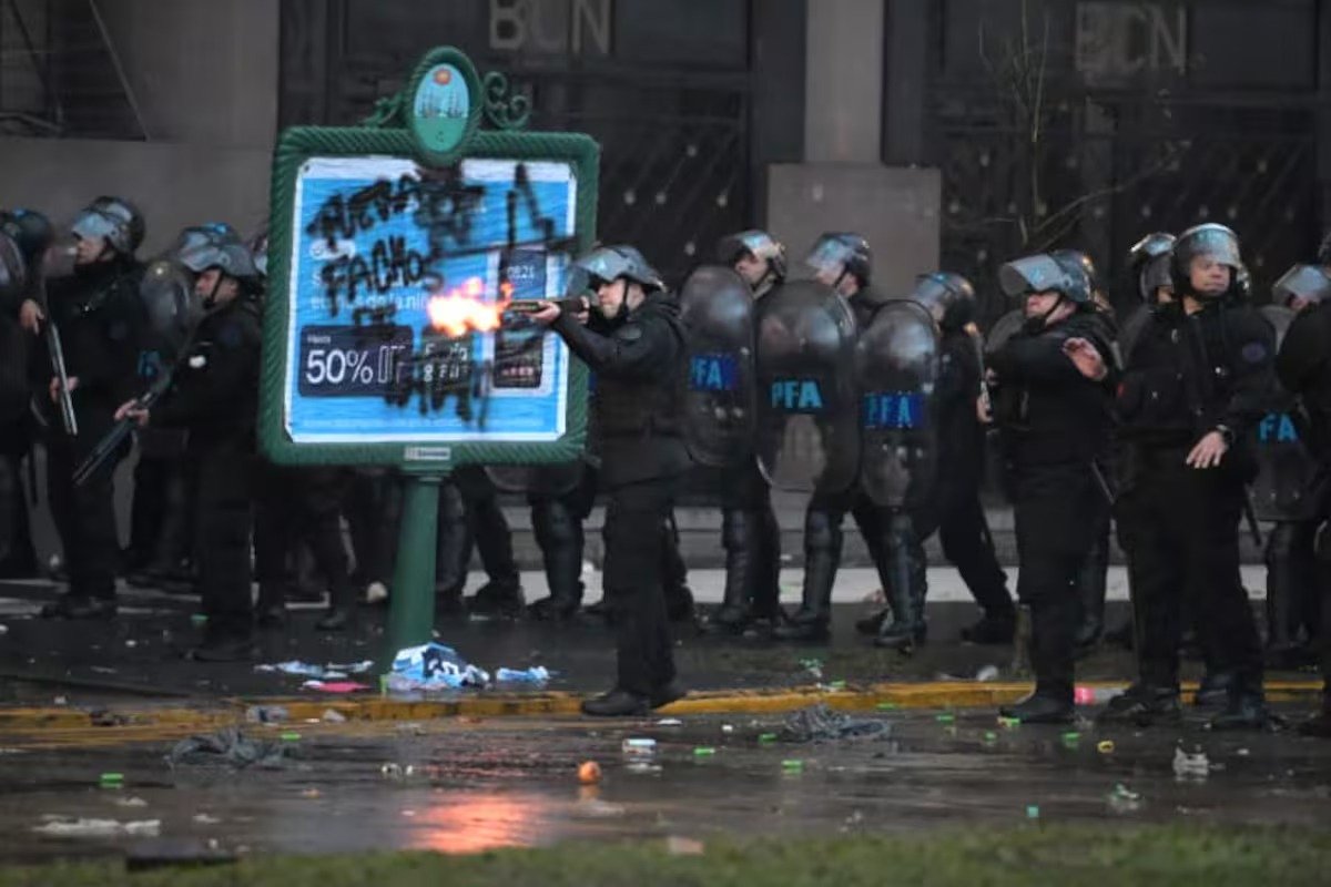 CachorroGodoy's tweet photo. Basta, Milei. No se puede aprobar una ley reprimiendo al pueblo.
No se puede gobernar disparando a quienes protestanos y nos movilizamos. 
Están poniendo en riesgo la democracia y no lo vamos a permitir. https://t.co/TfTiK2oV96