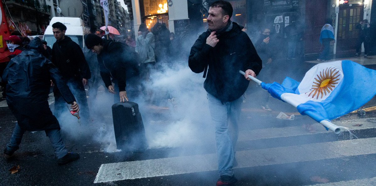 CachorroGodoy's tweet photo. Basta, Milei. No se puede aprobar una ley reprimiendo al pueblo.
No se puede gobernar disparando a quienes protestanos y nos movilizamos. 
Están poniendo en riesgo la democracia y no lo vamos a permitir. https://t.co/TfTiK2oV96