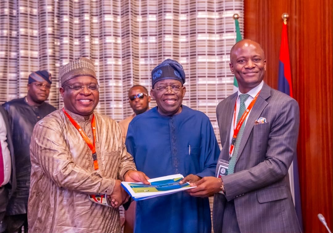 officialABAT's tweet photo. 1/

Today, I received the Chairman of the Nigerian Exchange Group @ngxgrp, Alhaji (Dr.) Umaru Kwairanga, the Group Managing Director/Chief Executive Officer, Mr. Temi Popoola, and other members of the Board and Management at The Aso Villa. 

I commend Alhaji Kwairanga, Mr. Popoola, the Board and Management for their stewardship of an institution that has supported Nigerian enterprise and capital formation for over six decades.