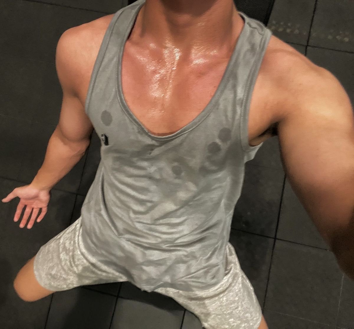 Primedudeszone's tweet photo. suddenly I’m thirsty https://t.co/vClEGmSNN3
