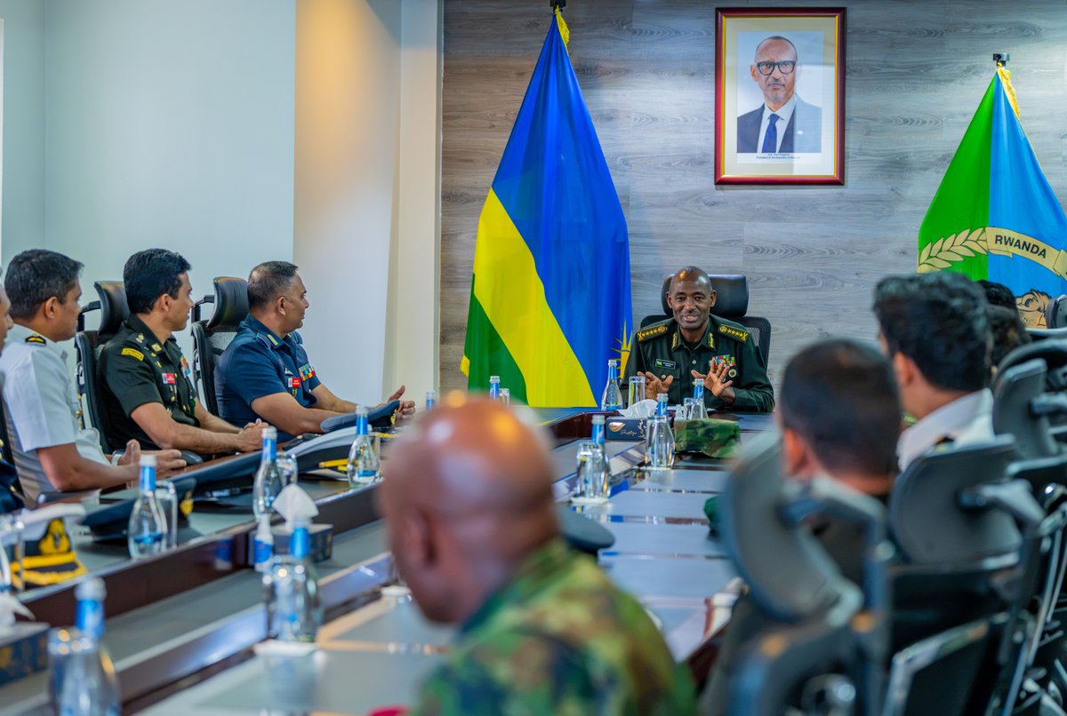 RwandaMoD's tweet photo. This evening, the Rwanda Defence Force (RDF) Chief of Defence Staff, Gen MK Mubarakh, received a delegation of senior officers and faculty members from the Sri Lanka Defence Services Command and Staff College at the RDF Headquarters in Kimihurura. 

The delegation is concluding a two-week study tour of Rwanda aimed at gaining insights into the country's socio-economic transformation, the RDF's evolution and transformation journey, its contribution to national development, and its role in promoting regional and international peace and security.

Addressing the delegation, Gen MK Mubarakh highlighted the longstanding friendship between Rwanda and Sri Lanka and expressed appreciation for the Sri Lanka Armed Forces' valuable contribution to the professional development of the RDF through the training opportunities provided to RDF personnel at various Sri Lankan defence institutions.

He further emphasized the importance of such study visits, noting that they offer an excellent platform to strengthen mutual understanding, deepen professional ties, and explore new avenues for cooperation for the mutual benefit of the two defence forces.
===================

Muri uyu mugoroba, Umugaba Mukuru w'Ingabo z'u Rwanda (RDF), Gen MK Mubarakh, yakiriye ku cyicaro gikuru cya RDF i Kimihurura intumwa zigizwe n'abasirikare bakuru n'abarimu bo mu Ishuri Rikuru rya Gisirikare muri Sri Lanka. 

Izi ntumwa ziri gusoza uruzinduko rw'ibyumweru bibiri zagiriye mu Rwanda, zigamije kunguka ubumenyi ku rugendo rw'u Rwanda rwo kwiyubaka mu mibereho n'ubukungu ndetse no kwiyubaka kw'Ingabo z'u Rwanda (RDF), uruhare rwazo mu iterambere ry'igihugu, ndetse no mu guteza imbere amahoro n'umutekano ku rwego rw'akarere no ku rwego mpuzamahanga.

Mu ijambo yabagejejeho, Gen MK Mubarakh yashimangiye ubucuti bumaze igihe kirekire hagati y'u Rwanda na Sri Lanka, anashimira Ingabo za Sri Lanka ku ruhare rwazo rukomeye mu kuzamurira ubumenyi n'ubunyamwuga Ingabo z'u Rwanda binyuze mu mahugurwa zihabwa mu mashuri atandukanye ya gisirikare yo muri Sri Lanka.

Yakomeje ashimangira akamaro k'ingendo nk'izi z'amasomo, avuga ko ari urubuga rwiza rwo kurushaho gusobanukirwa no kwegerana hagati y'impande zombi, gukomeza umubano, no gushakira hamwe uburyo bushya bw'ubufatanye bufitiye akamaro Ingabo z'ibihugu byombi.