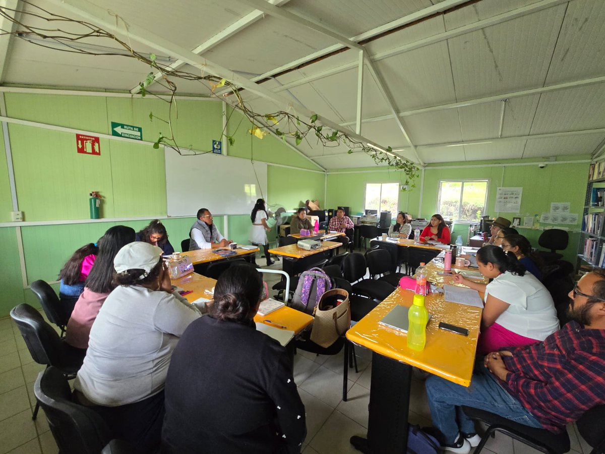 CobaemA's tweet photo. 📚✨ ¡Iniciamos con entusiasmo un nuevo ciclo de trabajo académico en #COBAEMAculco 🏫!

Hoy llevamos a cabo la Primera Jornada de Reunión de Academia, un espacio de diálogo, análisis y colaboración donde nuestras y nuestros docentes fortalecen estrategias. https://t.co/1G6uwe0stI