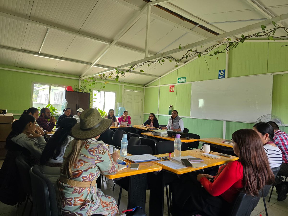 CobaemA's tweet photo. 📚✨ ¡Iniciamos con entusiasmo un nuevo ciclo de trabajo académico en #COBAEMAculco 🏫!

Hoy llevamos a cabo la Primera Jornada de Reunión de Academia, un espacio de diálogo, análisis y colaboración donde nuestras y nuestros docentes fortalecen estrategias. https://t.co/1G6uwe0stI