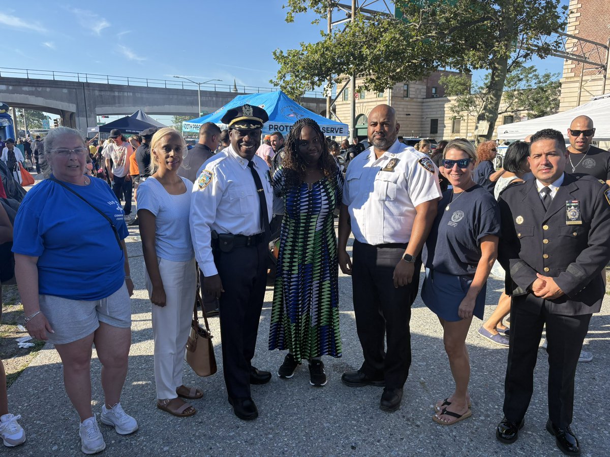 NYPD100Pct's tweet photo. Amazing things are happening in #Rockaway. On Tuesday evening, we gathered to make the National Night Out Against Crime a success. That’s the Rockaway spirit. #RockawayStrong!!! https://t.co/4MjVg3V18t