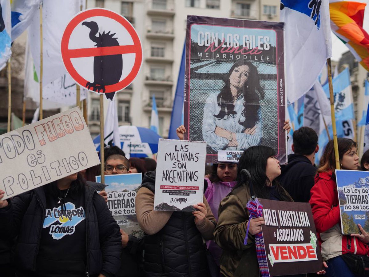 LaCampora_CABA's tweet photo. • Estuvimos en el Congreso de la Nación para exigirles a las y los senadores que voten en contra de esta ley que entrega nuestra soberanía. 

La patria no se vende ni se quema.🇦🇷 https://t.co/R8W7axTsFG