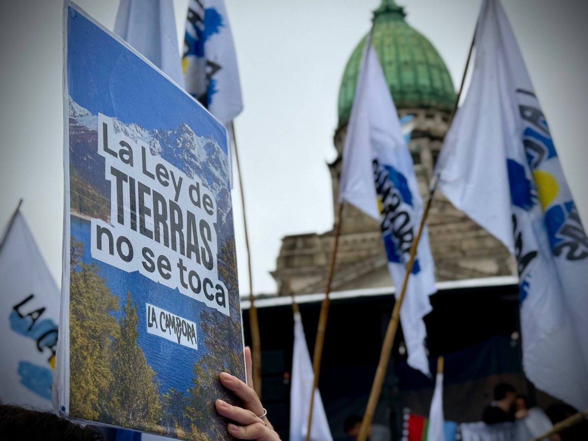 LaCampora_CABA's tweet photo. • Estuvimos en el Congreso de la Nación para exigirles a las y los senadores que voten en contra de esta ley que entrega nuestra soberanía. 

La patria no se vende ni se quema.🇦🇷 https://t.co/R8W7axTsFG
