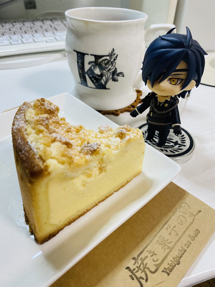 do7no's tweet photo. おはようございます。
今日のおめざはシュトロイゼルケーゼクーヘン。
日本では手に入りにくいチーズから自作したという、ドイツのベイクドチーズタルト。
ずっしりした見た目に反してかろやかでさわやか。甘さ控えめでおめざにぴったり！食べたことない美味しさ。
ぜったいリピートするねん。 https://t.co/vhqGmm5yUn