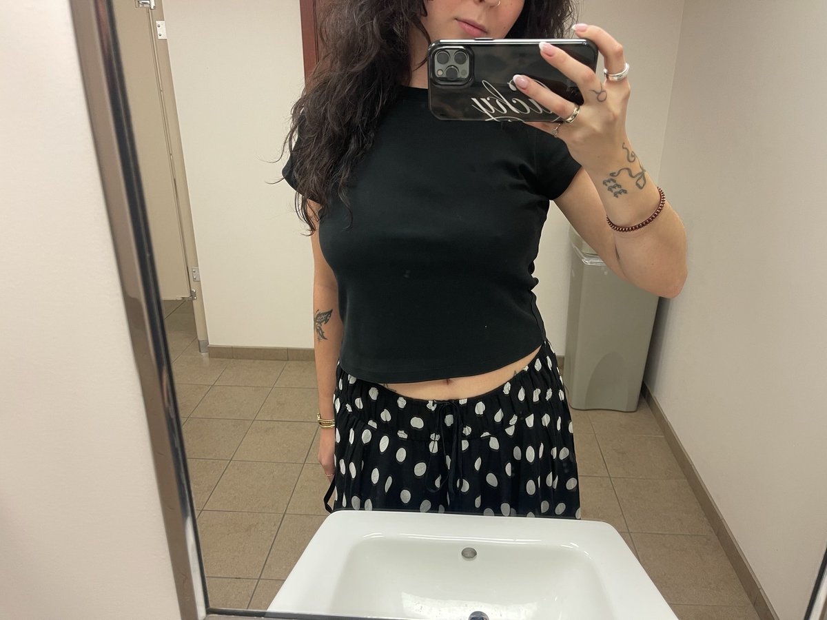 commonfloozy's tweet photo. Last day in this office building weeeee!!!! #NewJobNewEra #OntoBiggerandBetterthings #IAmAStar https://t.co/skF15dOJeL