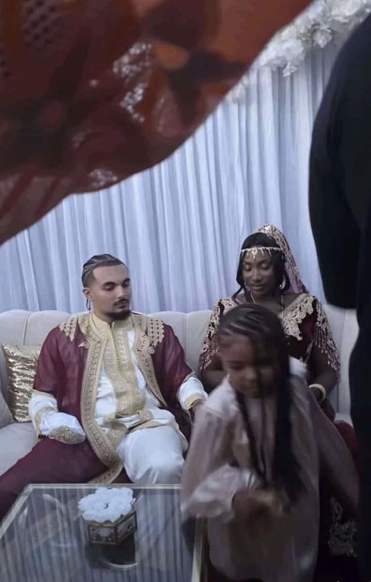 ynbami's tweet photo. Et puis le mariage a l’air chic https://t.co/0WlMQmlXfI