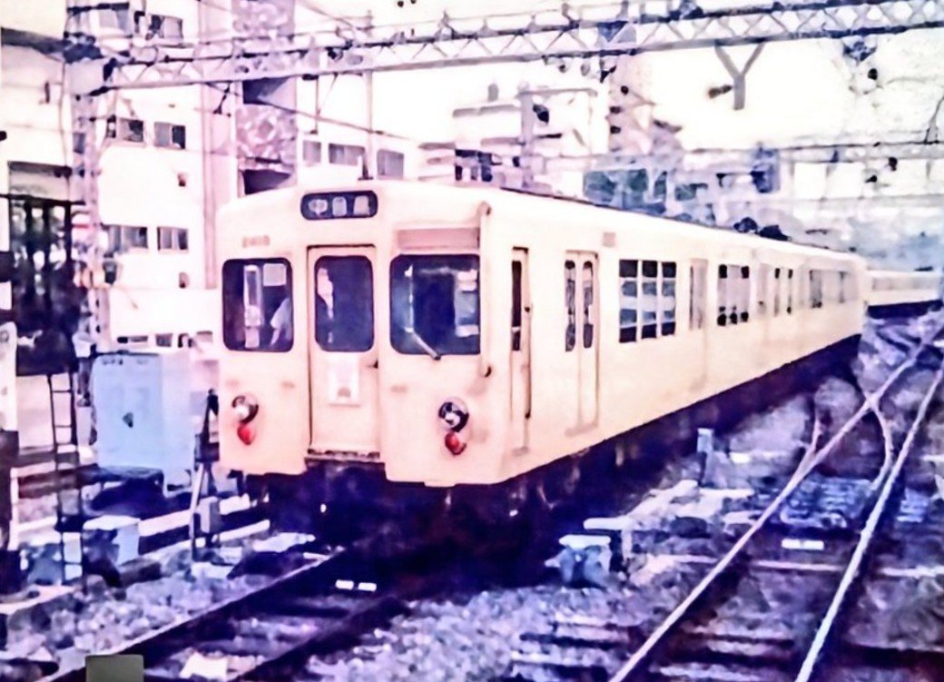 ragio89488423's tweet photo. ■さよなら東武2000系 [3-1]
（H5）☆再掲

北千住から下り列車に乗車、梅島付近で正面に小さなプレートをつけた2000系とすれ違いました。

告知があったのかはわかりませんが、この日が2000系ラストランでした。

予定を変更、急いで西新井で降りて売店で使い捨てカメラを購入…
追いかけを開始…!!

#東武鉄道 #懐かしい鉄道