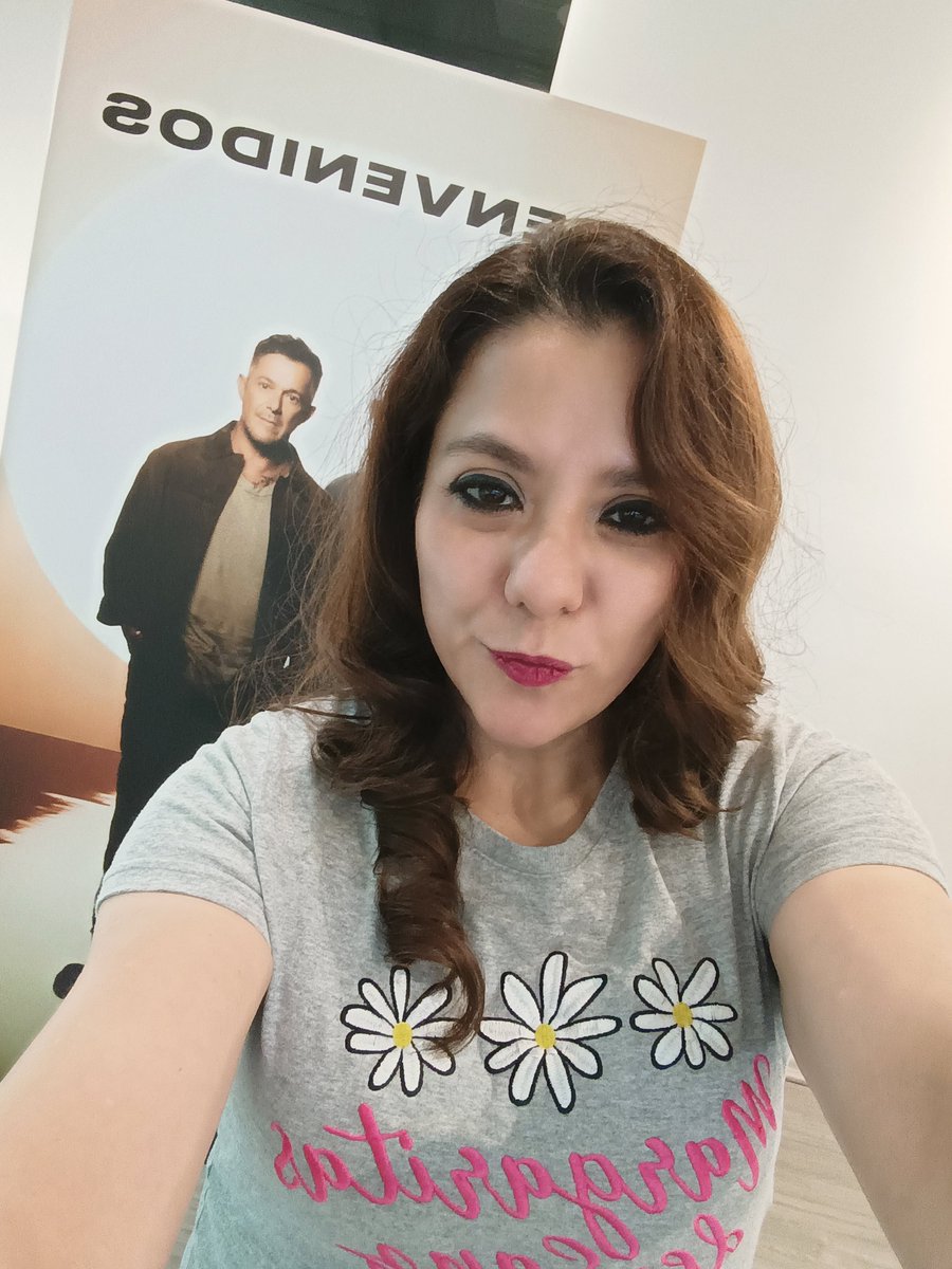 EvaGuerra23's tweet photo. Hay personas que llegan para escribir historias… y otras que nos recuerdan que siempre fuimos poesía.  #YoEraPoesía   @edenmania_ @edenmunozfans_ @edenmunoz @AlejandroSanz @MargaritasSnzMx @MargaritasEsp @MargaritasdSanz https://t.co/py6G98c0jm