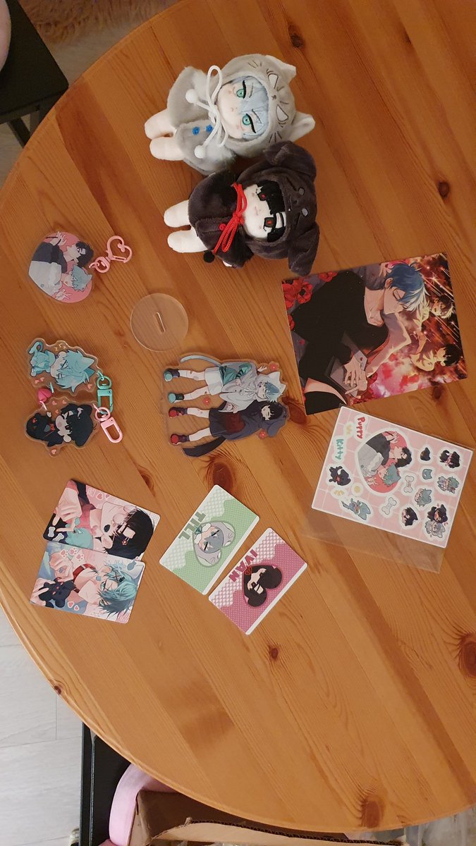 kashuu_txt's tweet photo. Beautiful new merch by @dolls_ivantill plus 3 generations of dolls ✨️🤌🏻 https://t.co/uPBDHXmpoG