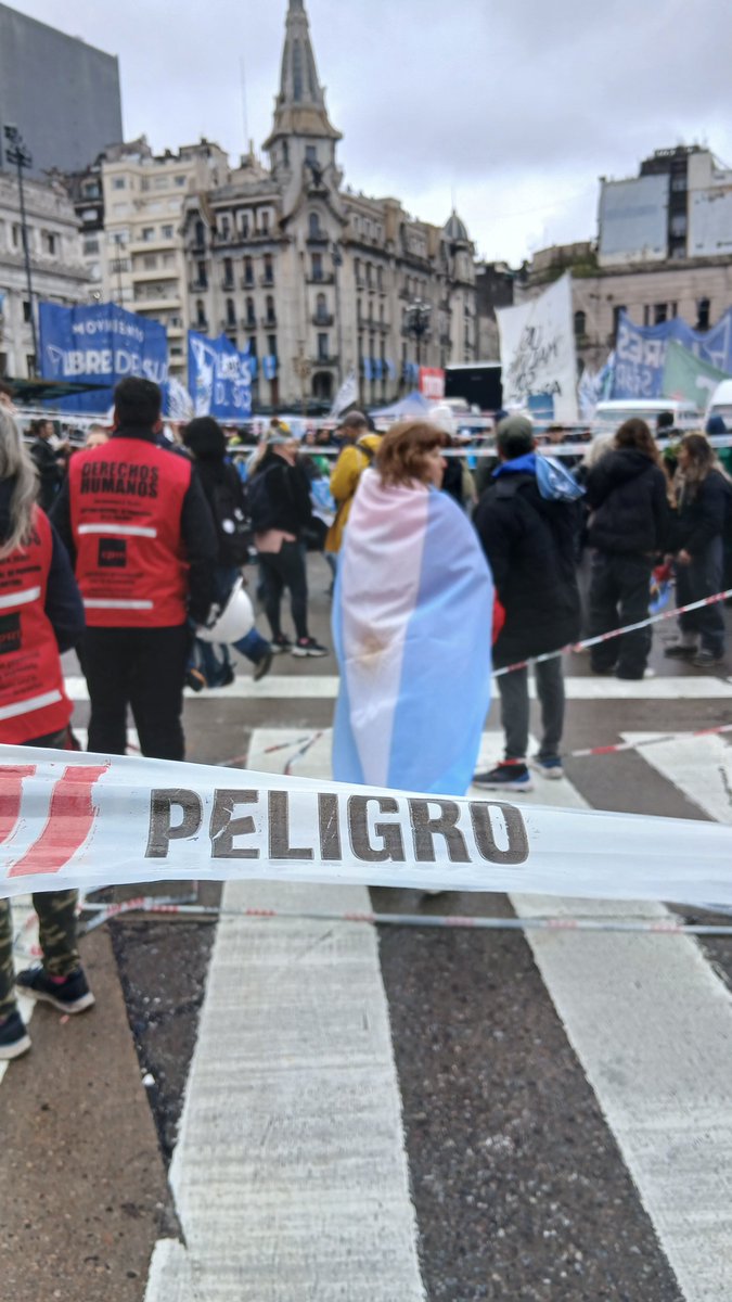 JuliaZ_M_'s tweet photo. #ARGENTINADESPIERTA 

Reprimen porque no saben como tapar el desastre qué estan haciendo y no se bancan que el pueblo argentino se quede en la calle! 

#LaPatriaNoSeVende https://t.co/ATMC2uIHBf