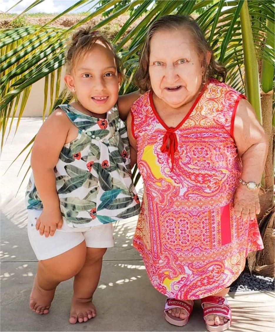 rindocasal's tweet photo. 🚨Mc Divertida e sua tia chamam a atenção por semelhança na web, a cantora mirim é conhecida por suas músicas infantis. QUE LINDAS ❤️😍 https://t.co/qFWmxmO3Rh