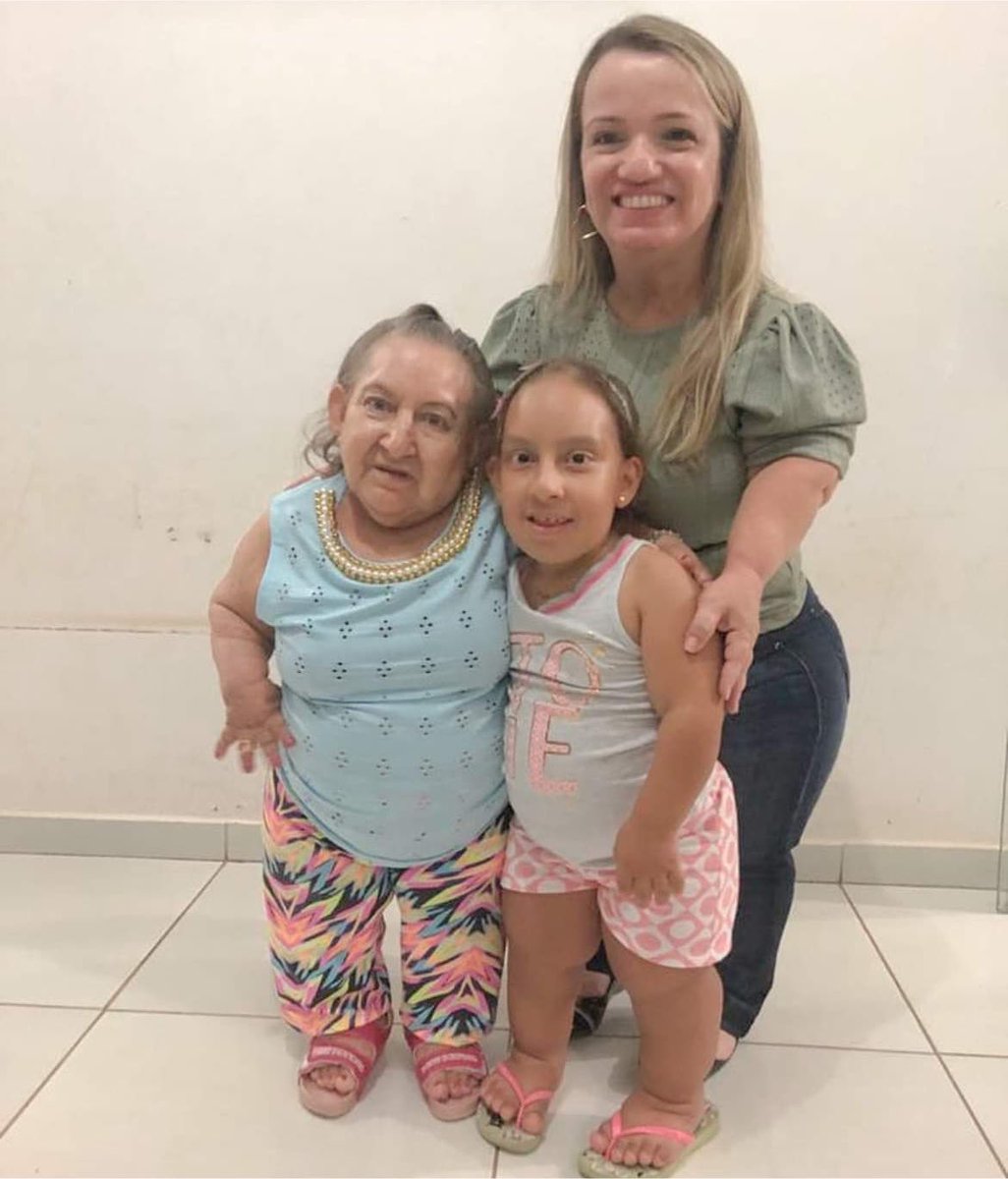 rindocasal's tweet photo. 🚨Mc Divertida e sua tia chamam a atenção por semelhança na web, a cantora mirim é conhecida por suas músicas infantis. QUE LINDAS ❤️😍 https://t.co/qFWmxmO3Rh
