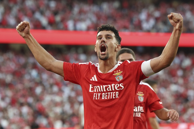 PortuGoal1's tweet photo. Benfica heading towards UEFA Europa League playoff after commanding 6-1 victory over Hearts at the Luz. @LisbonFooty reports https://t.co/Rpq0omF1VP https://t.co/YMt2ORknFb