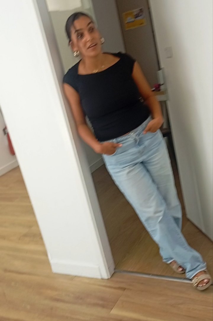 Omarllp2z's tweet photo. Cette belle dame travaille à La Poste en Lyon 
Un de mes amis m'a dit que j'y étais allé pour faire réparer ma carte. Comme je n'y étais pas encore, je ne connaissais pas les explications en se plaignait beaucoup de cette femme, disant qu'elle se comportait très mal.** https://t.co/4eqI9Psp58