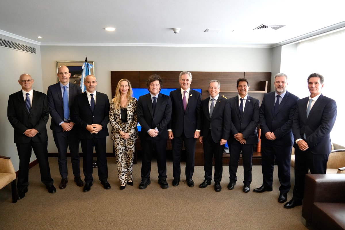 OPRArgentina's tweet photo. El Presidente Javier Milei, junto a la Secretaria General de la Presidencia, Karina Milei, y al Canciller, Pablo Quirno, mantuvo una reunión de trabajo con representantes de toda la cadena de valor automotriz argentina tras la firma del Acuerdo Comercial en el Sector Automotor entre la Argentina y el Ecuador. Participaron ADEFA, AFAC, ACARA, Toyota Argentina, Peugeot Citroën Argentina, Ford Sudamérica y VW Group Argentina.

El Acuerdo establece aranceles preferenciales de entre 0 % y 10 % para vehículos y arancel del 0 % para más de 140 posiciones arancelarias de autopartes, fortaleciendo el acceso de la producción argentina al mercado ecuatoriano.

Las nuevas condiciones permitirán más que duplicar las exportaciones argentinas de vehículos a Ecuador, ampliar la cantidad de modelos exportados y consolidar el crecimiento de uno de los principales complejos industriales y exportadores del país.