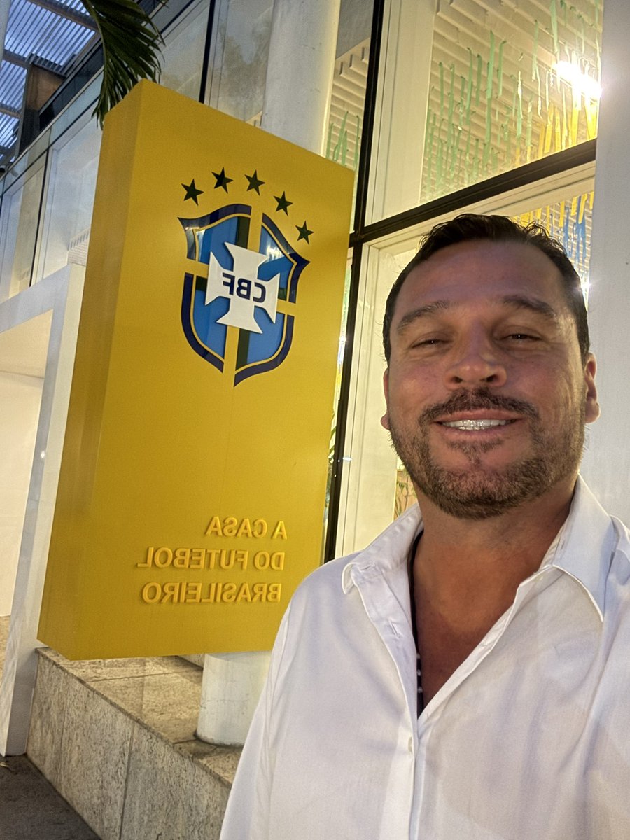 m_copertino's tweet photo. Rodrigo Caetano  muito obrigado pela recepção e pela conversa sobre futebol 🇧🇷. Grande abraço e sucesso sempre nessa importante missão à frente do futebol da nossa Seleção Brasileira! https://t.co/kJGY3USnQU