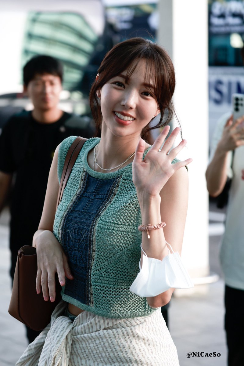 NiCaeSo's tweet photo. 260807 … ICN (Preview)

앗! 더워 ~

#채수빈 #ChaeSooBin https://t.co/oiBwf0uVXa