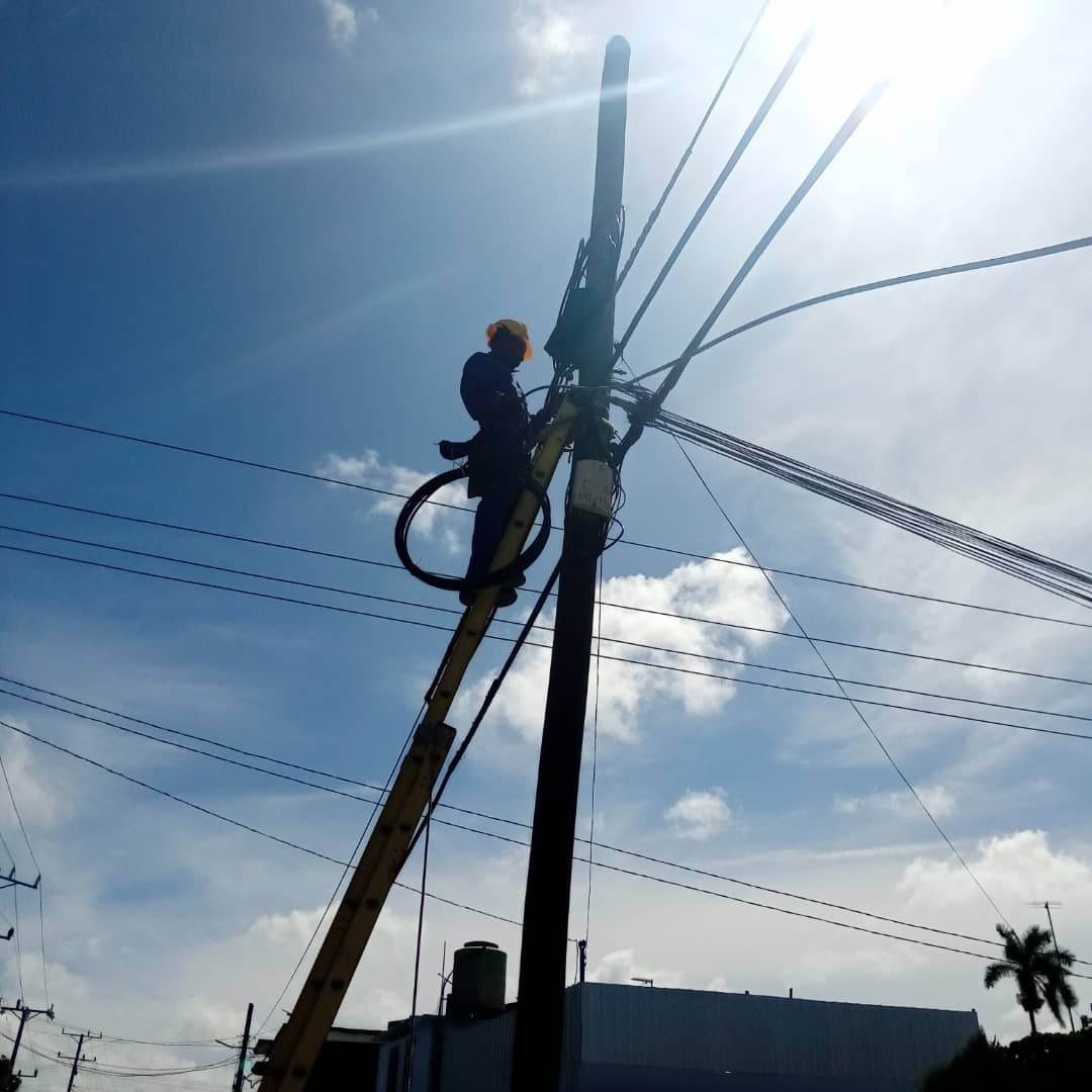 Yanileysd's tweet photo. 📌 Se trabaja en las demandas  conectividad por fibra óptica, de los clientes de #Mayabeque que demandan altas velocidades para su negocio.
#EtecsaConCuba https://t.co/H8xiJRouKY