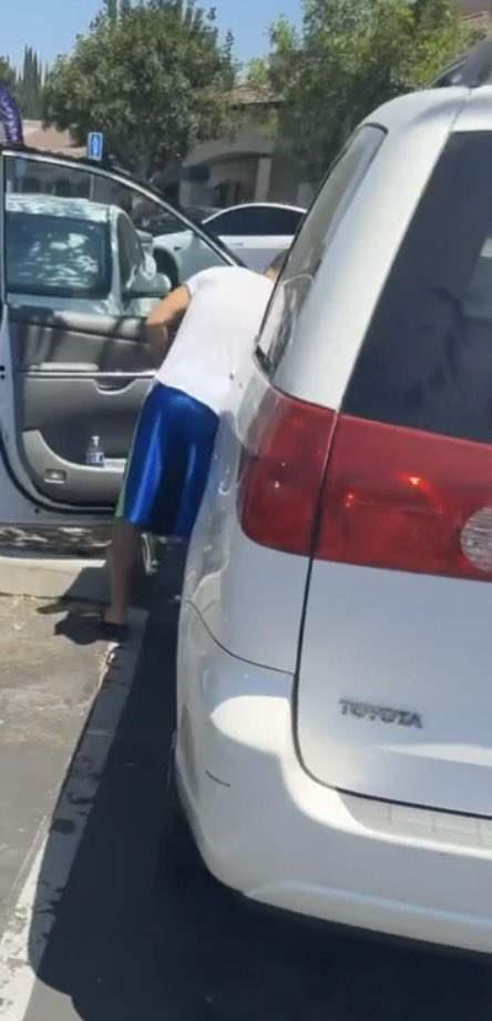 dazzledaddyyy2's tweet photo. This dad was freeballing in some blue dazzle shorts 😮‍💨 https://t.co/lUe0TmHVSI