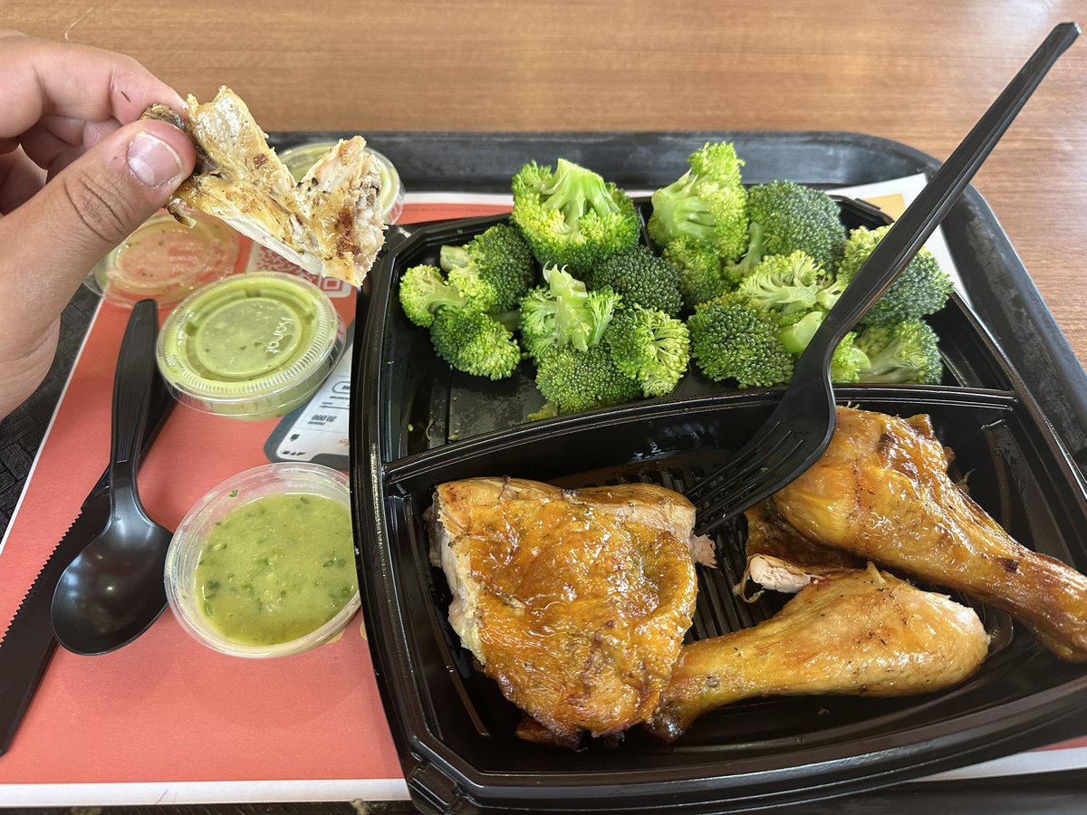 JunkWaxGods's tweet photo. When you’re out doesn’t give an excuse to be bad and cheat on your diet. Ok the sauce isn’t good but you get the point. 😅 https://t.co/vufIQst6Oa