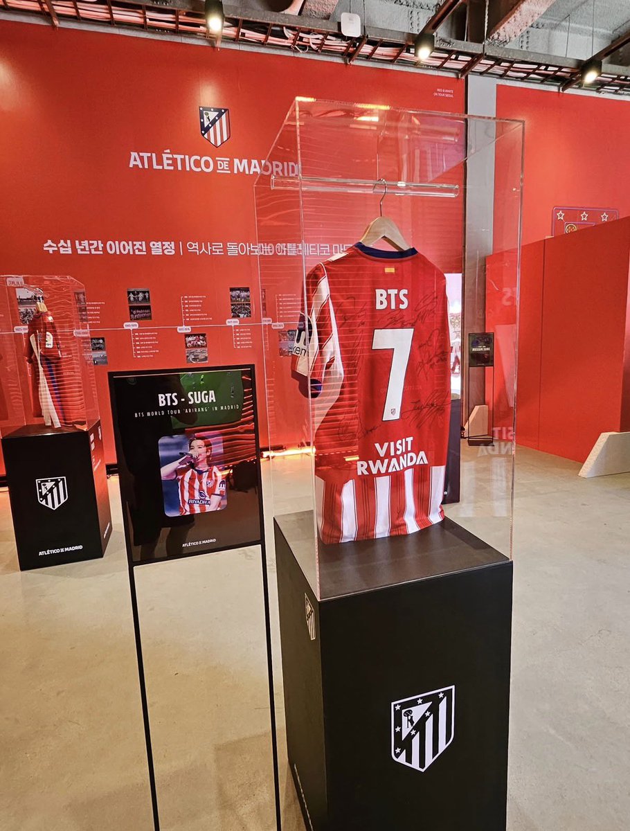 ali_sck's tweet photo. Dónde están las ARMY colchoneras?!?!?
Porque acabo de descubrir que en la casa atleti de Seúl está expuesta una camiseta del Atleti firmada por BTS. Necesito compartir esta felicidad con alguien ❤️🤍🥹✨ https://t.co/0HjBhoCKcn