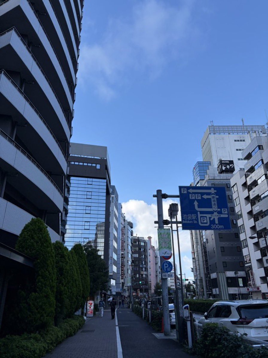 ito_freecha's tweet photo. 5年経っても慣れないあの化学臭漂う工場。ため息だらけの負のオーラで包まれていた。それが世に言う「安定」あの生活から抜け出したかった。

仕事の傍らsnsマジで頑張った。
「今日はどこで仕事しようか」今では
そう考えながら毎日笑える刺激的な生活
会社員には2度と戻れない🐶 https://t.co/55CPipaVwg