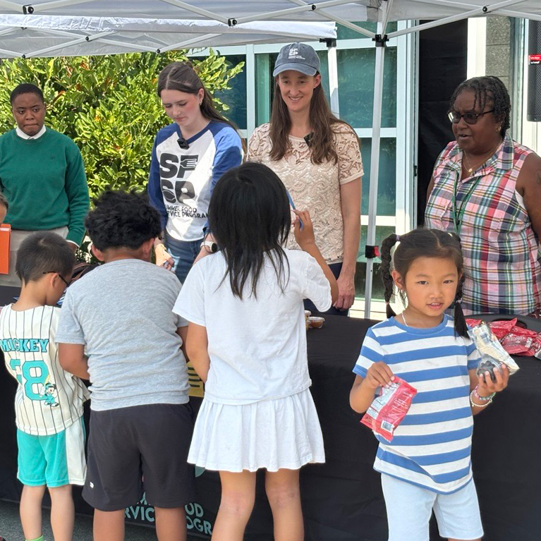 SeattleHSD's tweet photo. Thank you to @MayorOfSeattle Katie Wilson for stopping by our Summer Meals Program site at Van Asselt Community Center earlier today! The Summer Meals Program continues through 8/21 at sites across Seattle. Find a site near you at https://t.co/gvb5n62wTy or text FOOD to 509-509. https://t.co/CRvrujzOMI