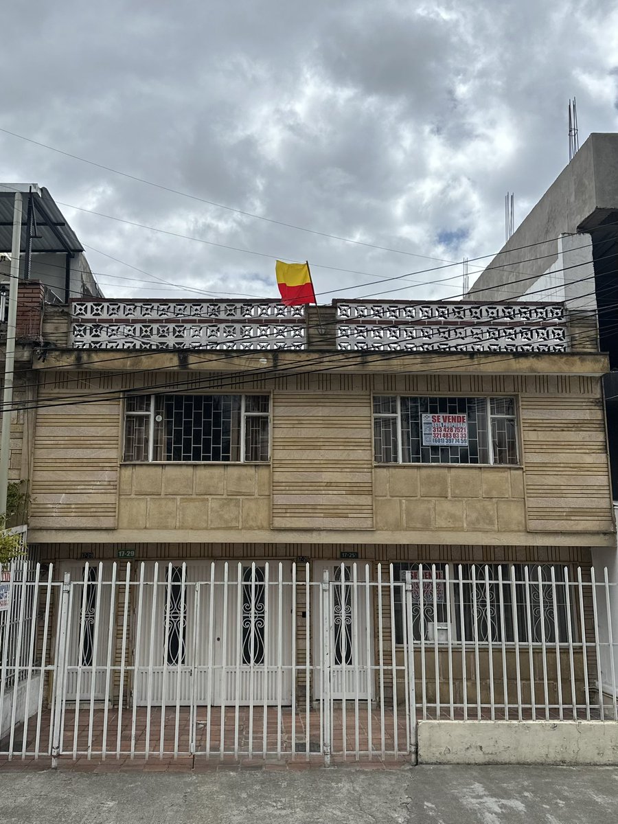 juancaberenjena's tweet photo. Así luce mi barrio, más bogotano que colombiano. ¡Feliz cumpleaños Bogotá, ciudad amada! 💛❤️ https://t.co/D0lcUq82Cr
