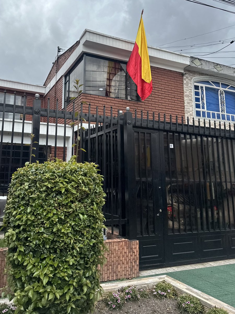 juancaberenjena's tweet photo. Así luce mi barrio, más bogotano que colombiano. ¡Feliz cumpleaños Bogotá, ciudad amada! 💛❤️ https://t.co/D0lcUq82Cr