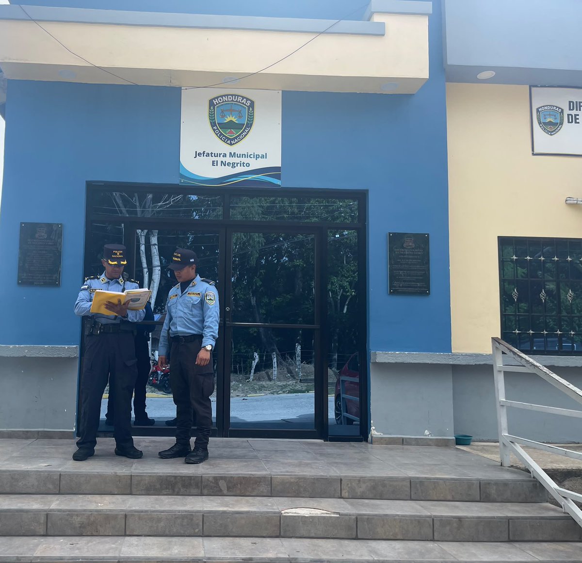 YoroUDEP18's tweet photo. 👮‍♂️ El Jefe de la UDEP-18, Comisario de Policía Julio Francisco Méndez Gutiérrez, mantiene supervisiones permanentes en las diferentes unidades y patrullas de Yoro para fortalecer la disciplina y verificar el cumplimiento del servicio.

#PolicíaNacional #UDEP18 #Regional9 #Yoro https://t.co/oeg8A6WeFn